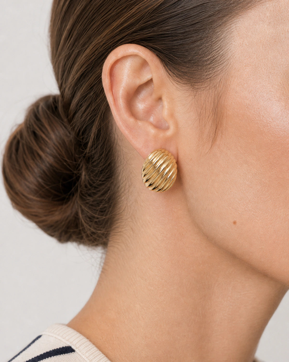 Extreme worn macro of the gold Odette polished diagonal ribs