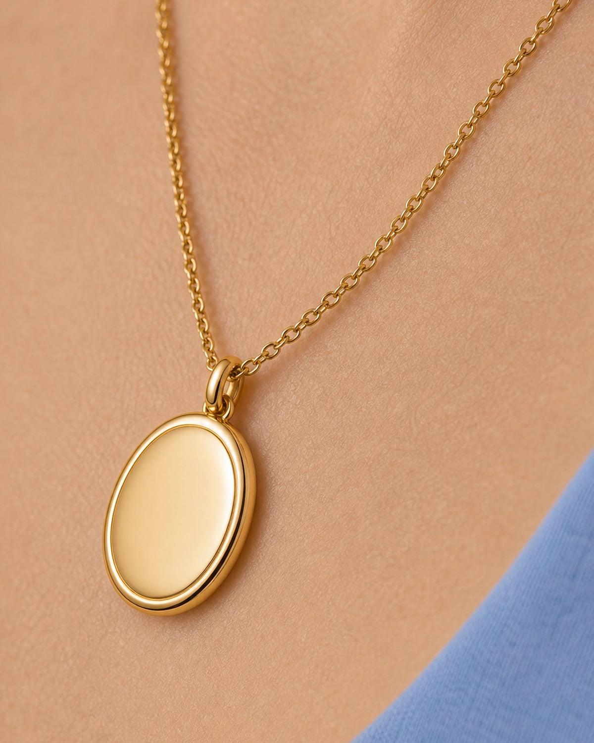 Extreme worn macro of the gold Solenne pendant bevel, bail and cable chain