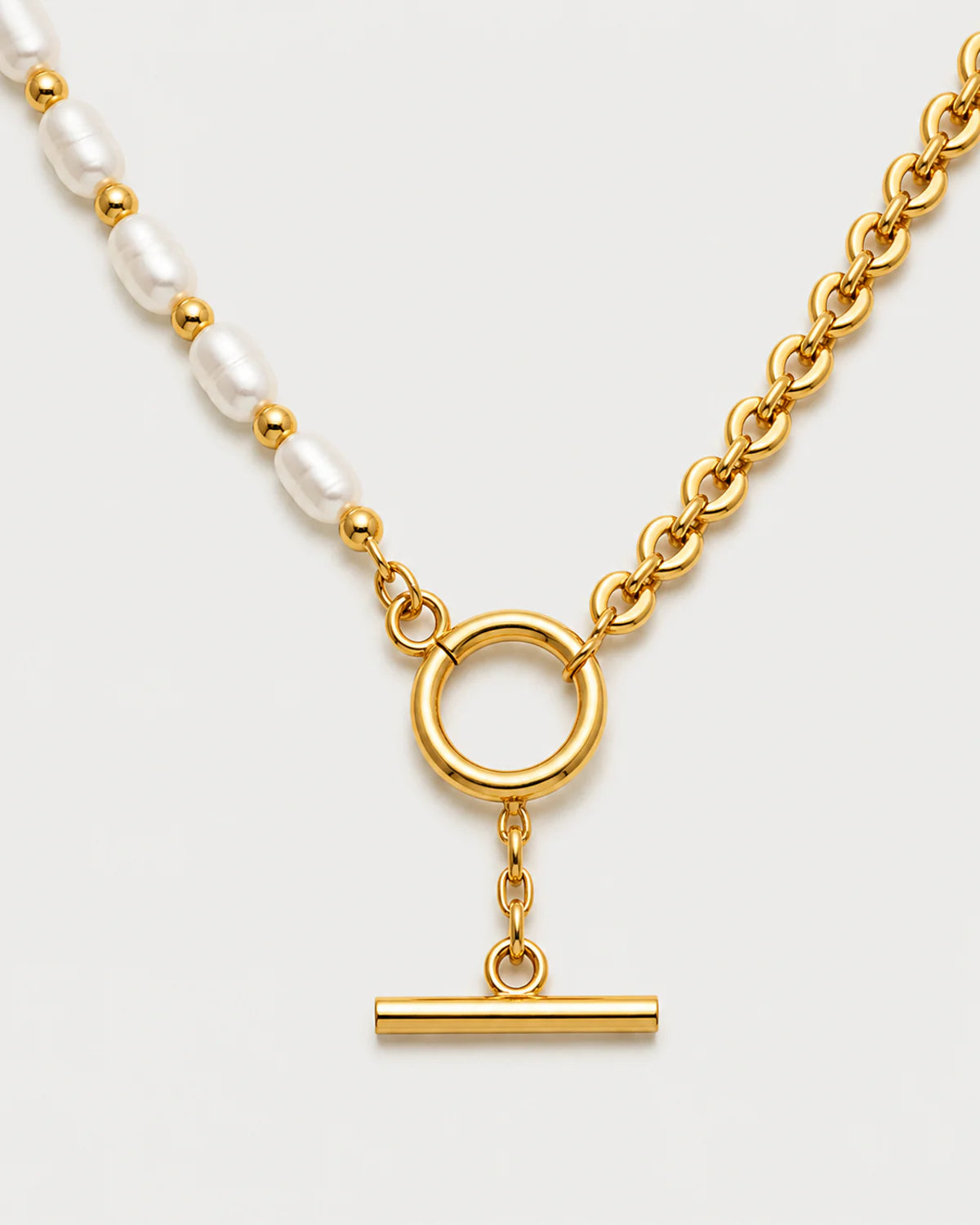 Macro view of the Amélie pearls, gold links and circular toggle