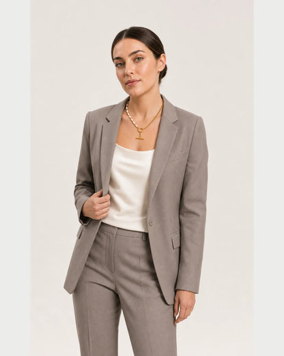 Wide grey-studio editorial portrait featuring the Amélie necklace