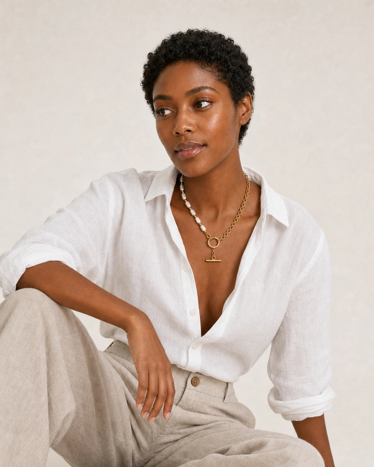 Human-scale Côte d’Azur portrait showing the Amélie pearl and chain necklace