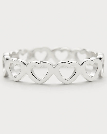 Macro of the repeating upright hearts and polished silver Amoura band