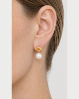 Extreme on-ear macro of the Apolline gold knot and pearl drop