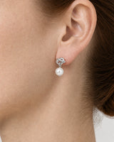 Complete rear-side worn macro of the silver Apolline knot pearl earring