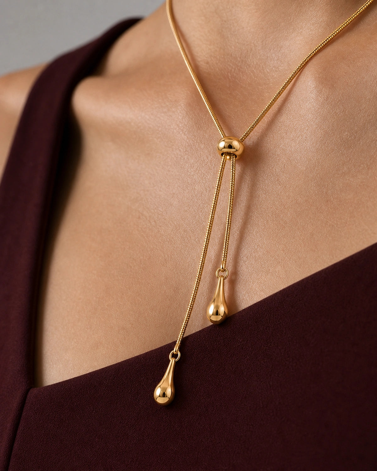 Extreme worn macro of the Aurelia snake chain, rounded slider, unequal tails and teardrops