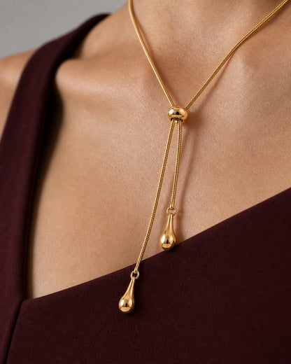 Extreme worn macro of the Aurelia snake chain, rounded slider, unequal tails and teardrops