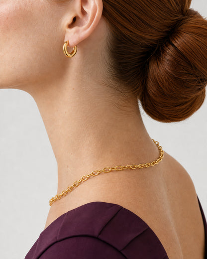 Side and nape view of the Aurelle gold sculpted hoop and oval-link necklace