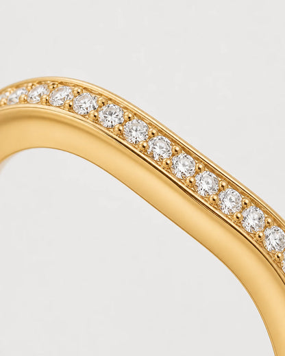 Macro of the Aurelle single pavé row and gold wave