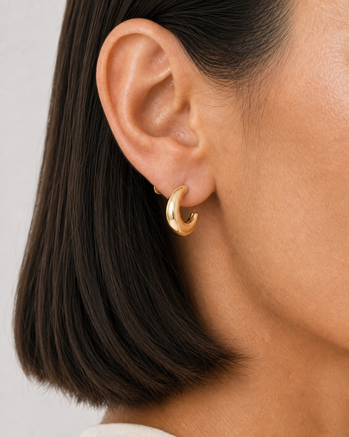 Extreme ear macro of the Aurelle smooth asymmetric open crescent hoop