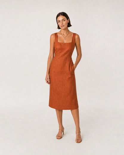 Wide studio portrait in a terracotta linen dress featuring the Célestine necklace