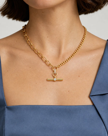 Eye-free front portrait of Florence wearing the Célestine mixed-link necklace