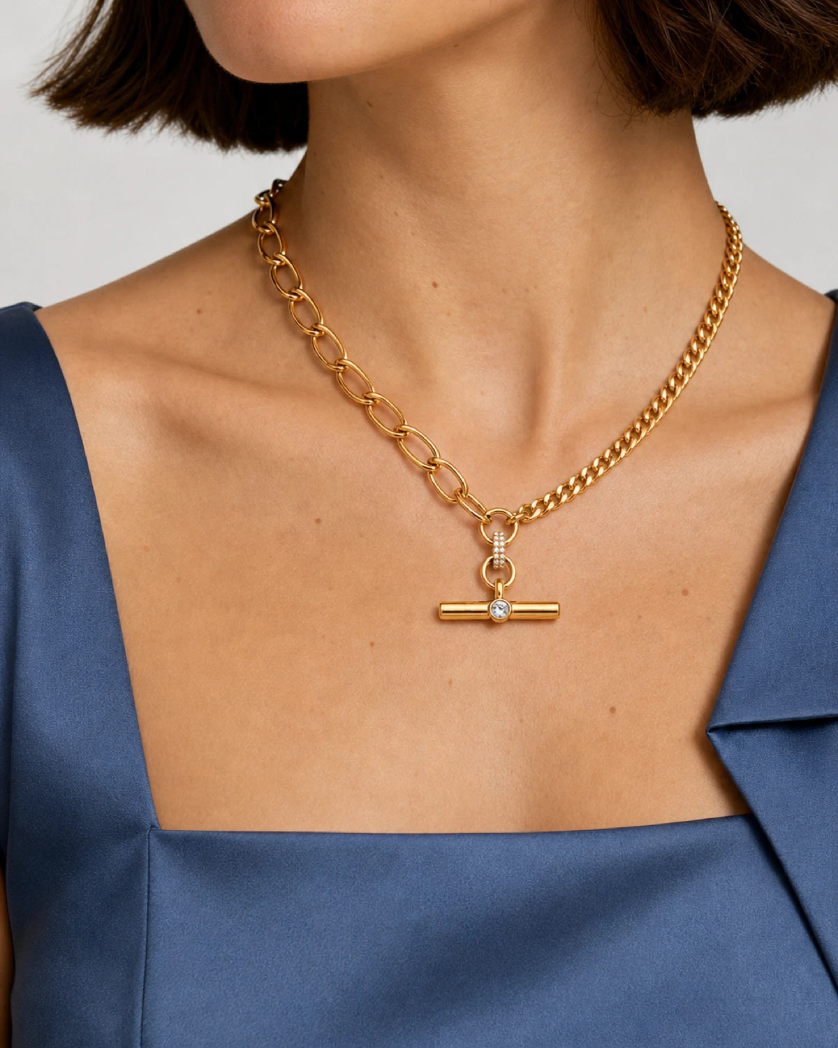 Eye-free three-quarter portrait of Florence wearing the Célestine necklace