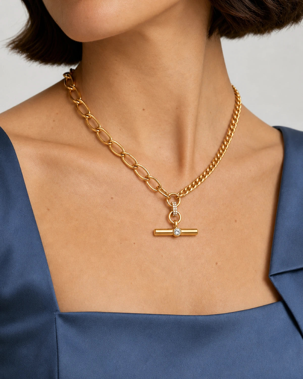 Eye-free oblique neckline view of Florence wearing the Célestine necklace