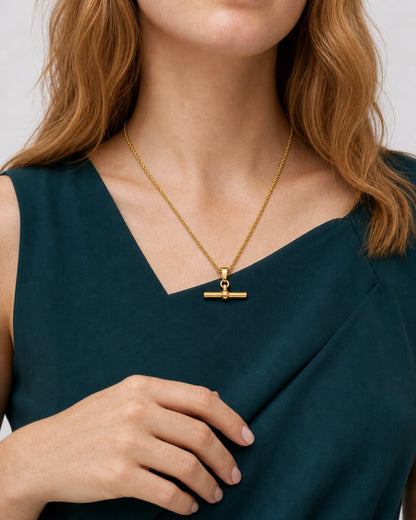 Jewellery-led hand and neckline detail of Juliet wearing the Elodie rope necklace