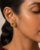 Extreme ear macro of the polished Lyra gold circle knot stud