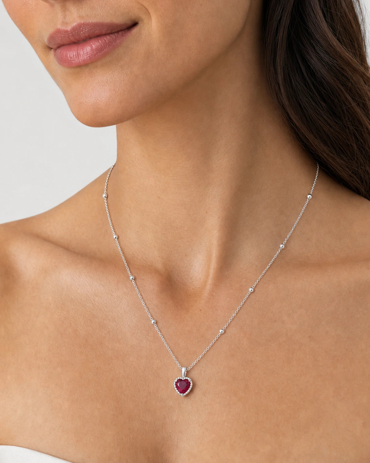 Eye-free three-quarter portrait of Elise wearing the Maëlle station necklace