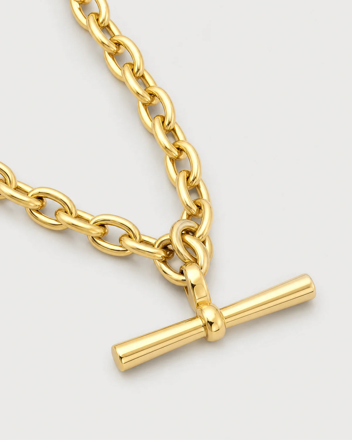 Macro view of the Romy oval cable links and polished T-bar