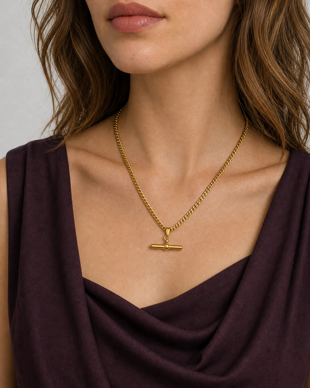 Eye-free oblique neckline view of Evelyn wearing the Sabine curb necklace