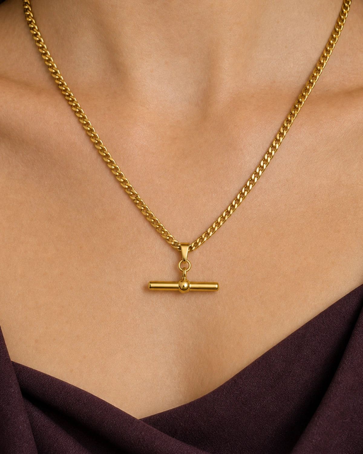 Complete worn macro of Evelyn wearing the Sabine curb T-bar necklace