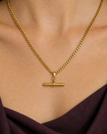 Complete worn macro of Evelyn wearing the Sabine curb T-bar necklace