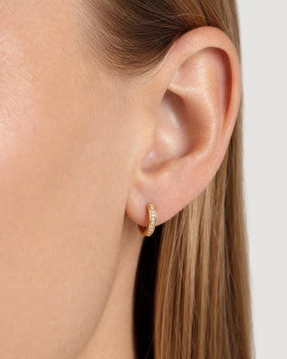 Extreme ear macro of close-fitting Serein pave huggie