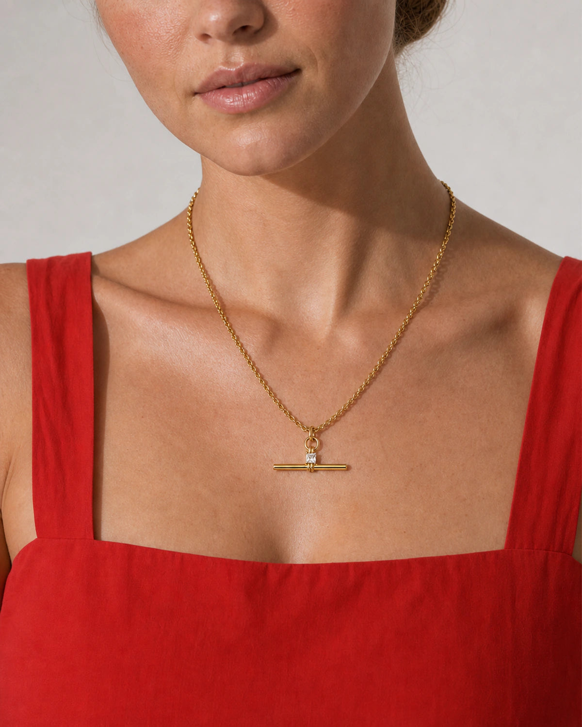 Close wearing view of the Sloane square crystal and polished horizontal T-bar