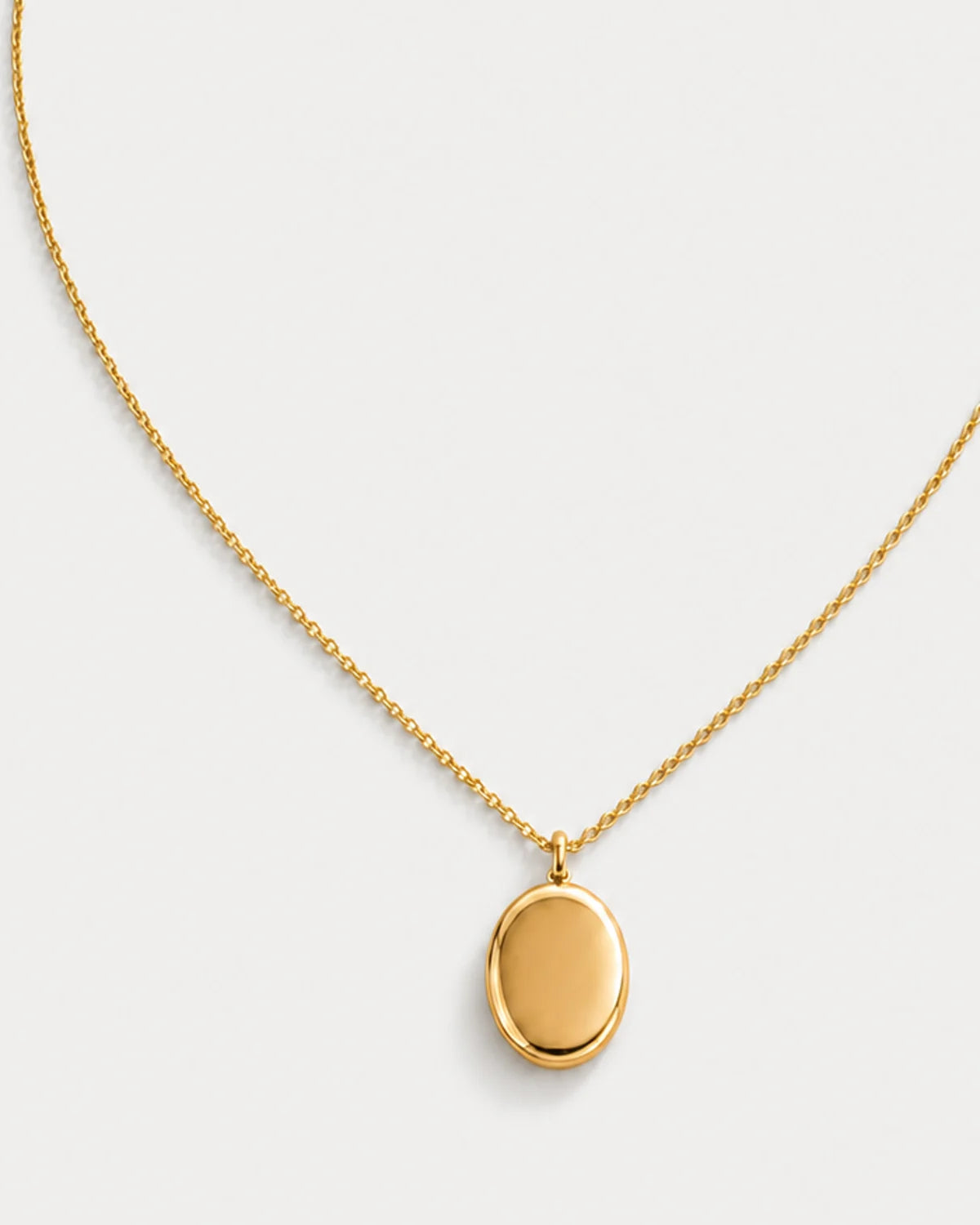 Macro detail of the Solenne blank polished oval pendant and softly bevelled edge