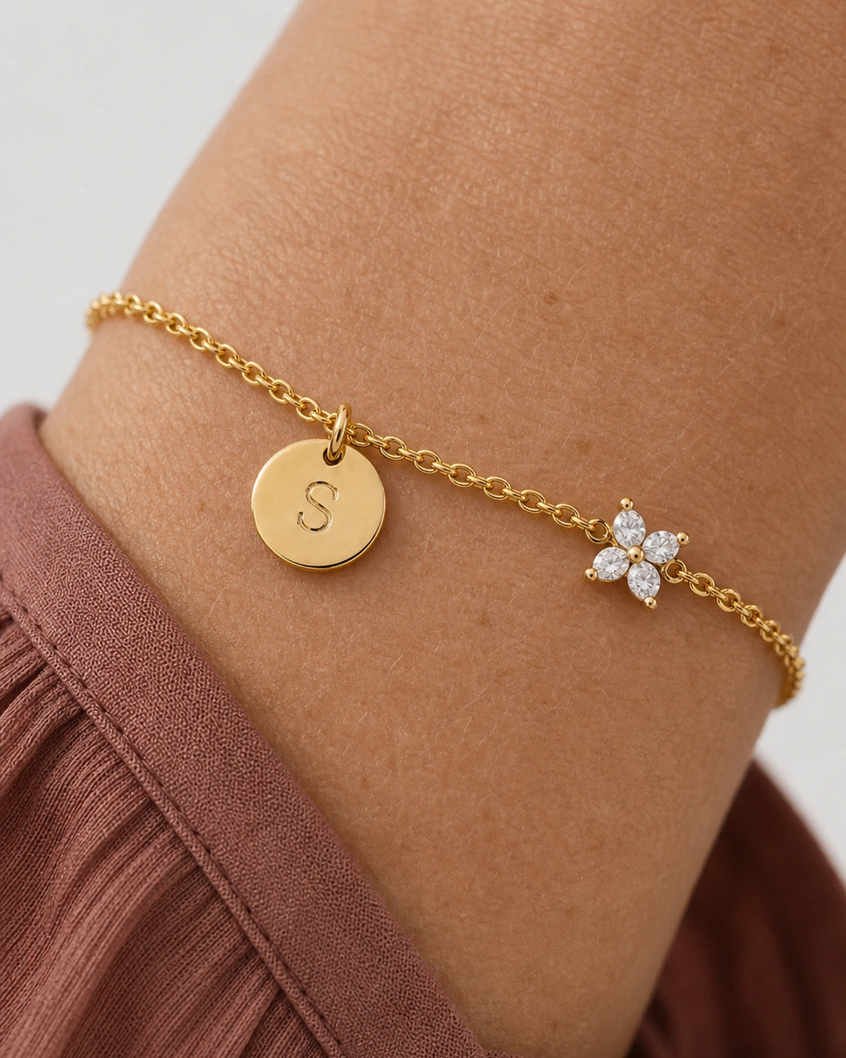 Extreme worn macro of the gold Soline S disc and four-marquise flower
