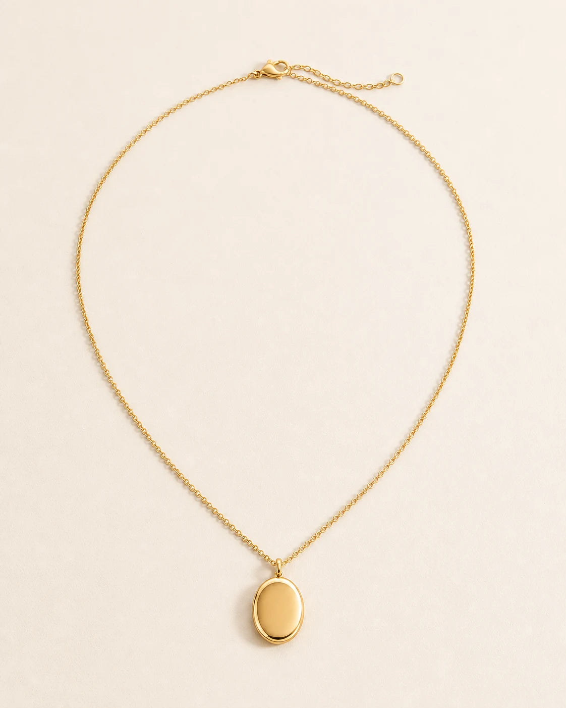 Solenne Signet Pendant Necklace in 18k gold vermeil