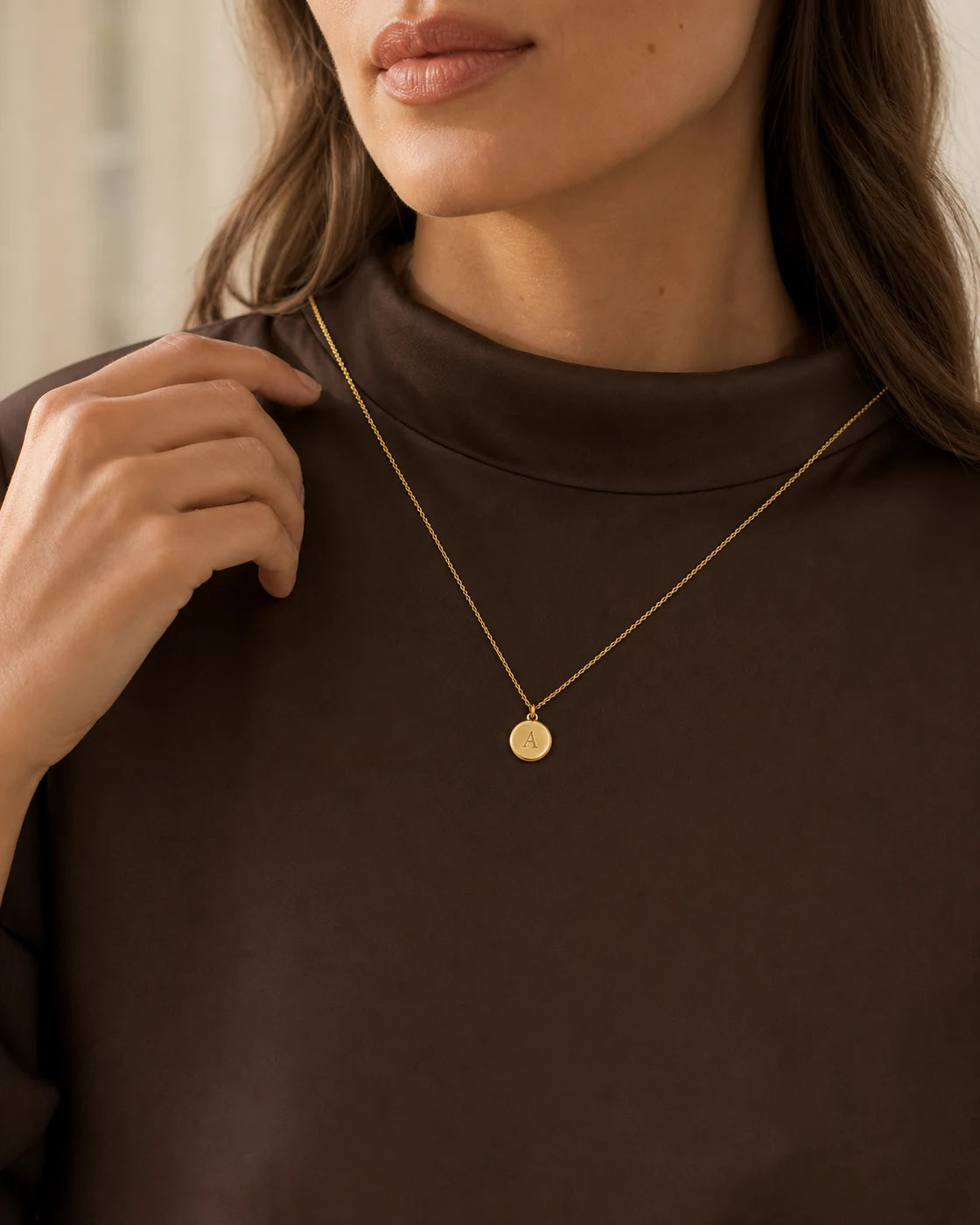 Model wearing a personalised Valoraie gold necklace